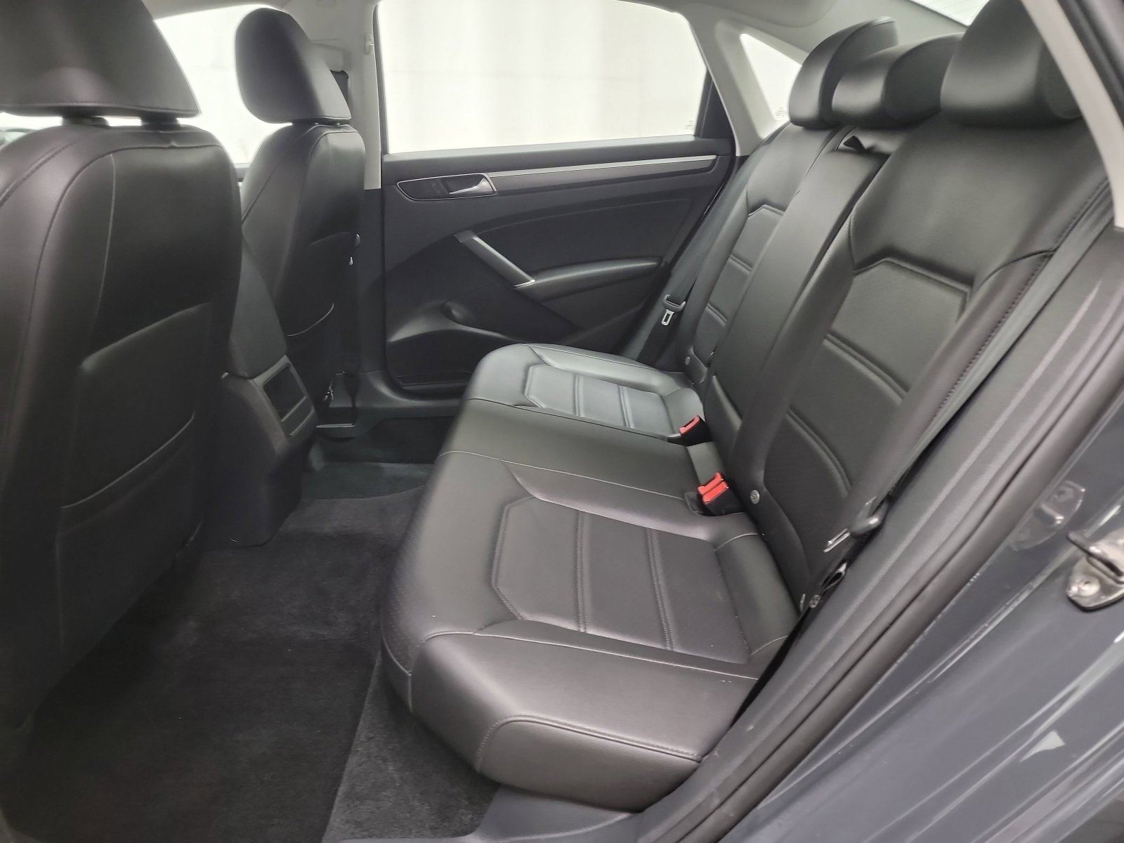 Used 2017 Volkswagen Passat 1.8T R-Line w/ R-Line Lighting Package image 27