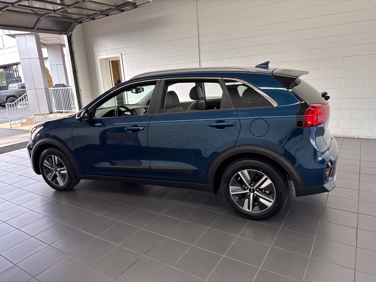 Used 2022 Kia Niro EX Premium FWD image 5