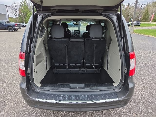 Used 2016 Chrysler Town & Country Touring-L FWD image 34