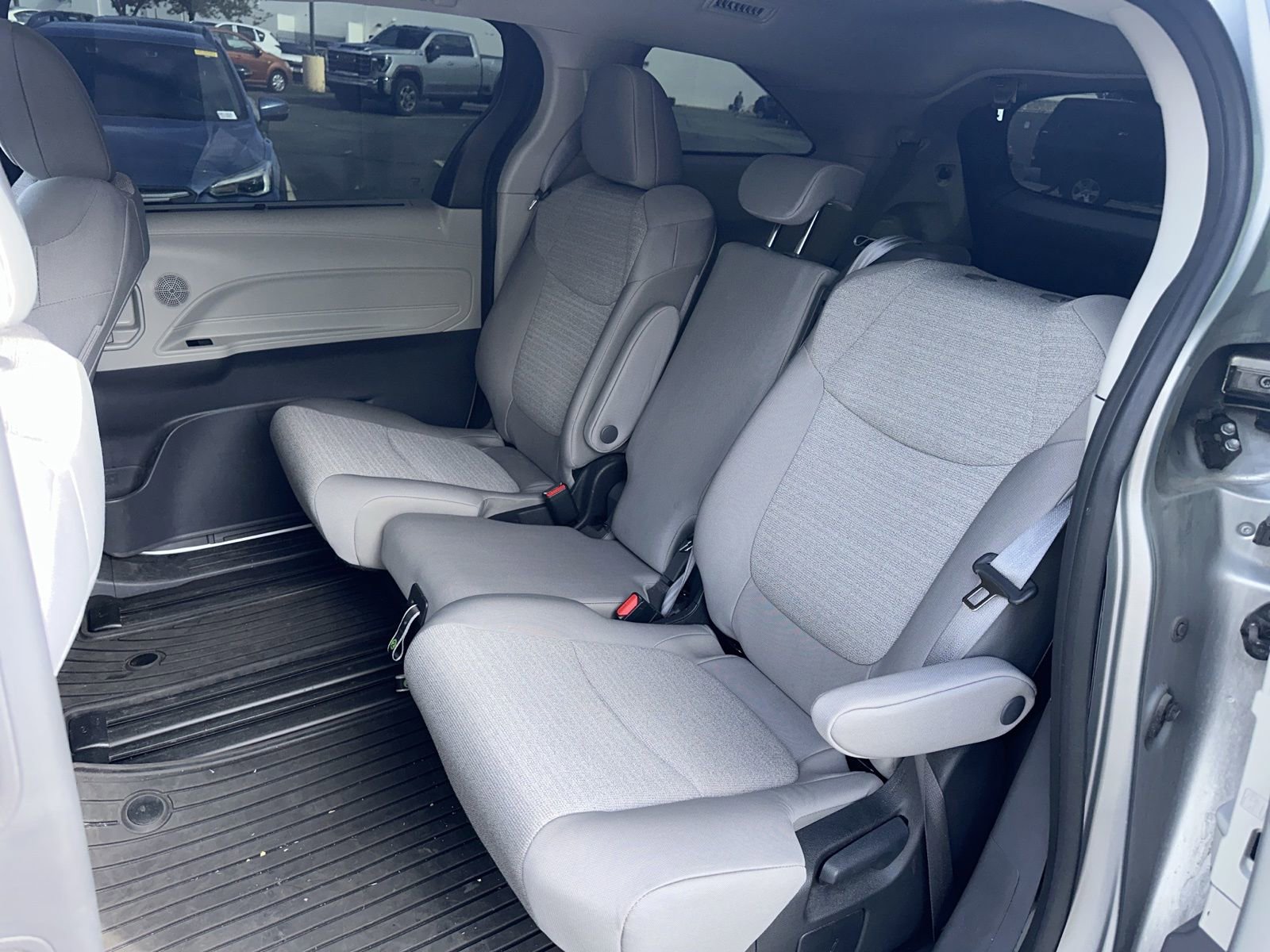Used 2024 Toyota Sienna LE AWD/4WD image 5