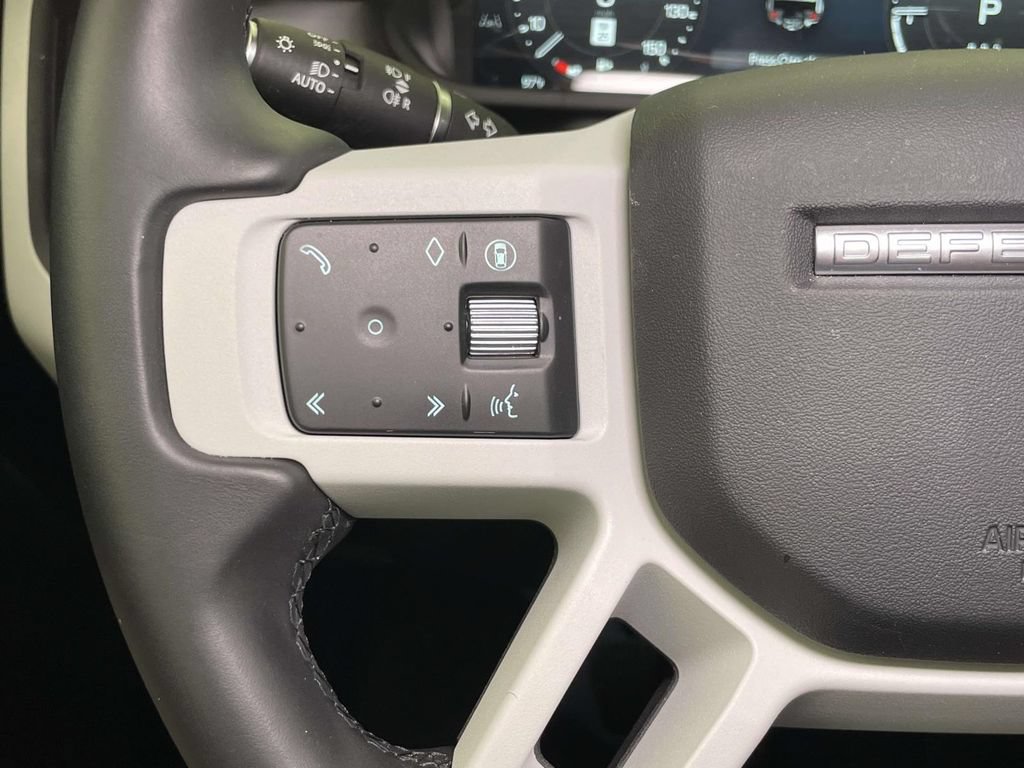 Used 2025 Land Rover Defender 90 X-Dynamic SE AWD/4WD image 32