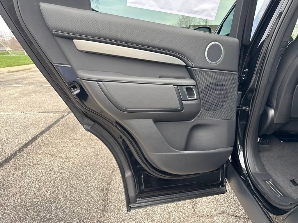 New 2025 Land Rover Discovery Dynamic SE image 13