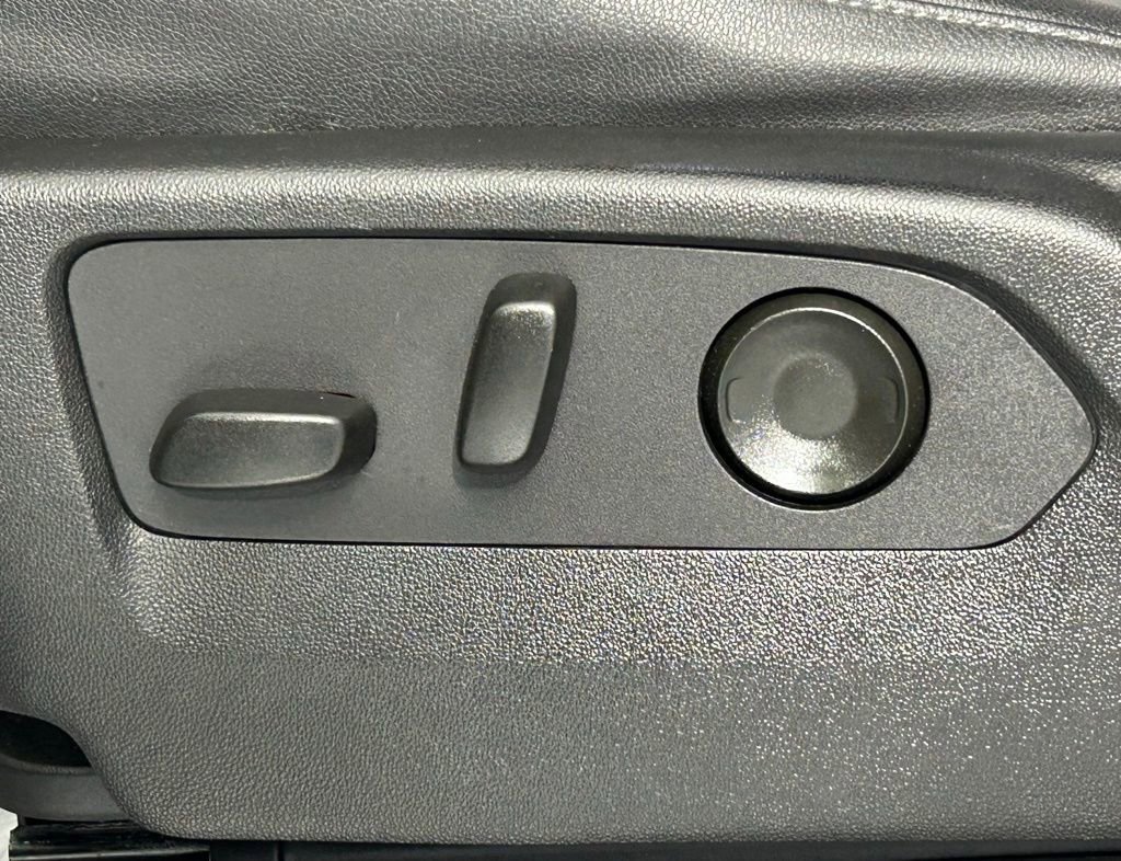 Used 2023 Chevrolet Tahoe Z71 w/ Luxury Package AWD/4WD image 35