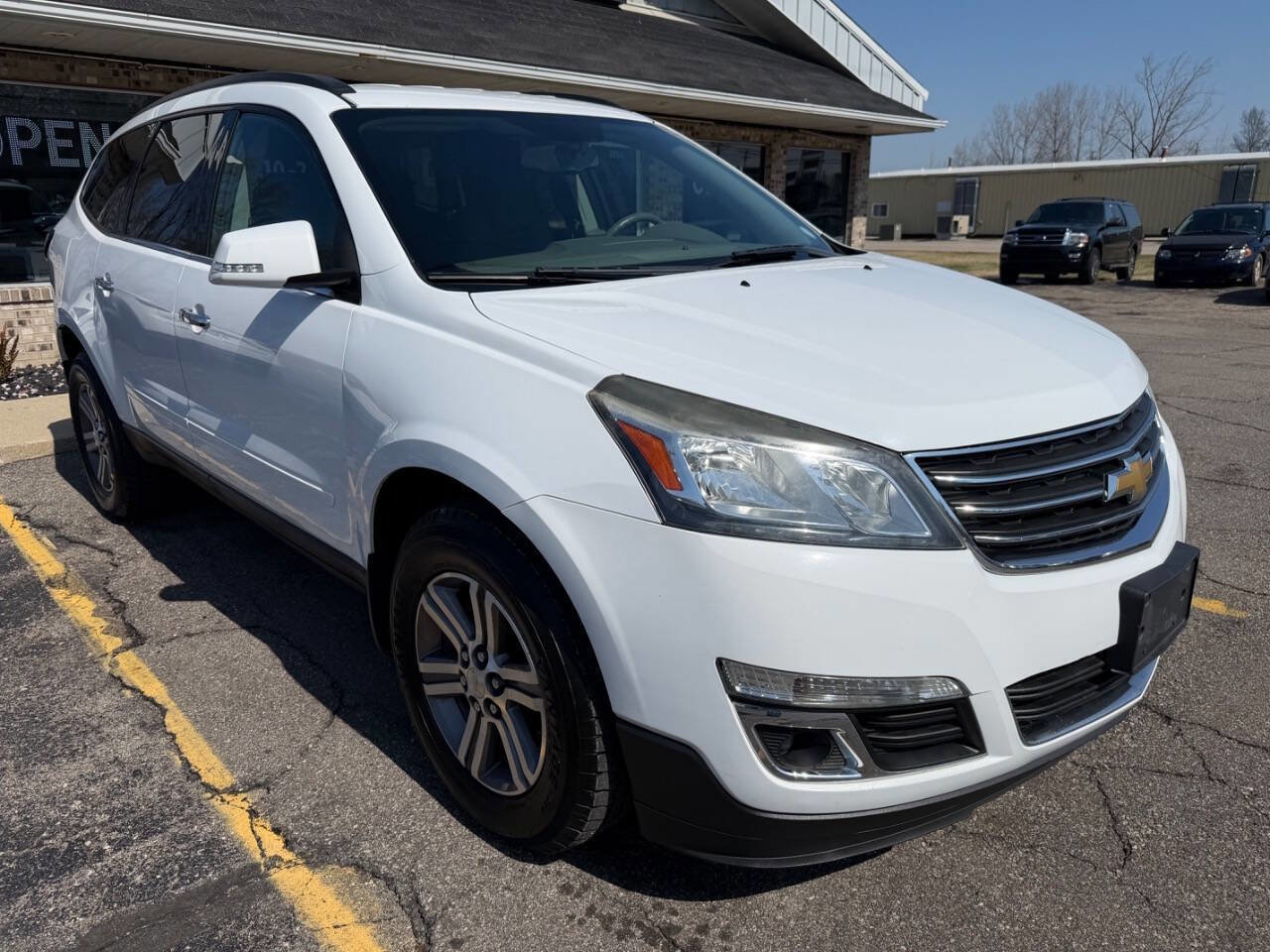 Used 2017 Chevrolet Traverse LT FWD image 1
