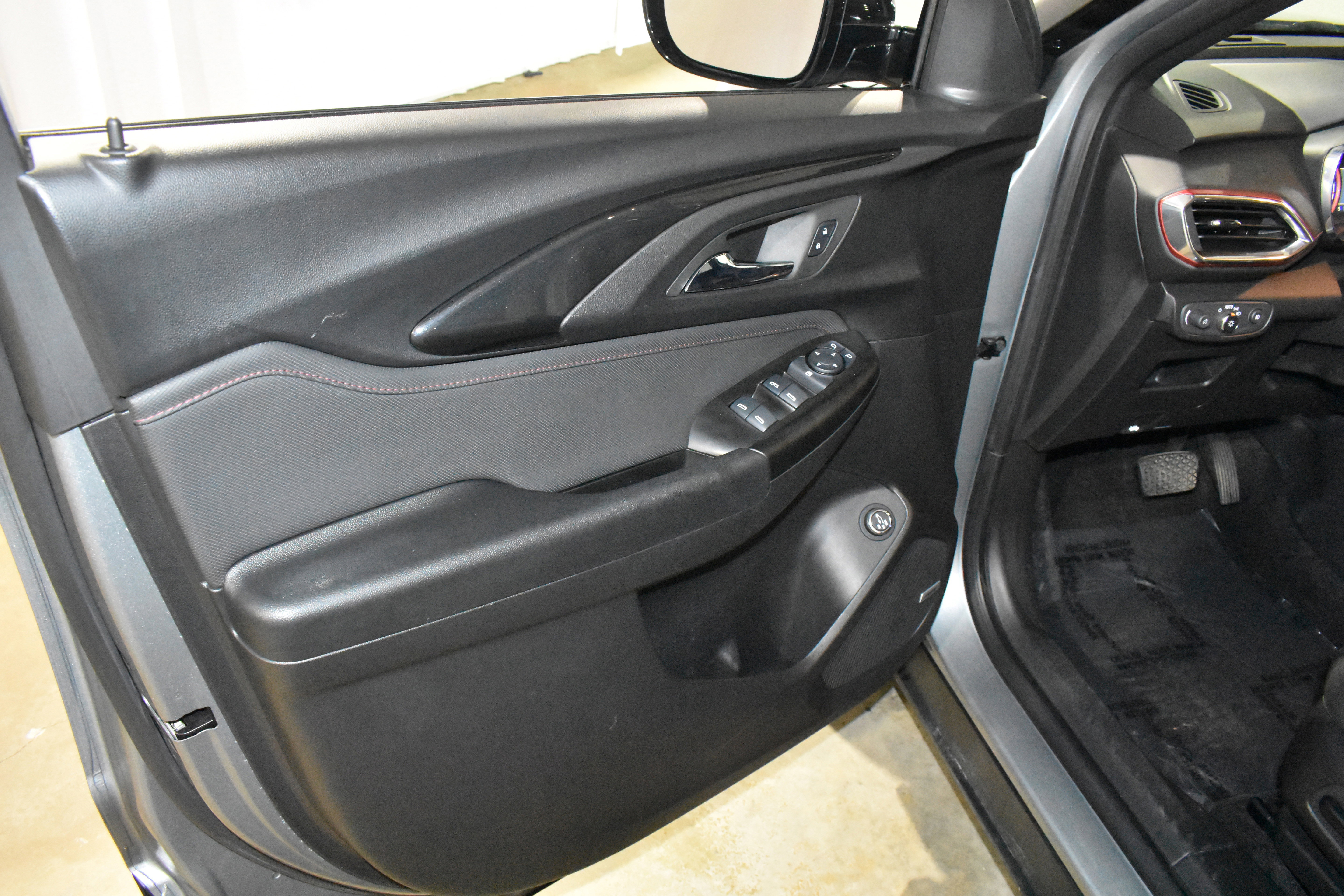 Used 2023 Chevrolet TrailBlazer RS w/ Sun and Liftgate Package FWD image 25