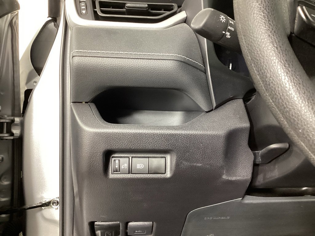 Used 2025 Toyota RAV4 XLE AWD/4WD image 12