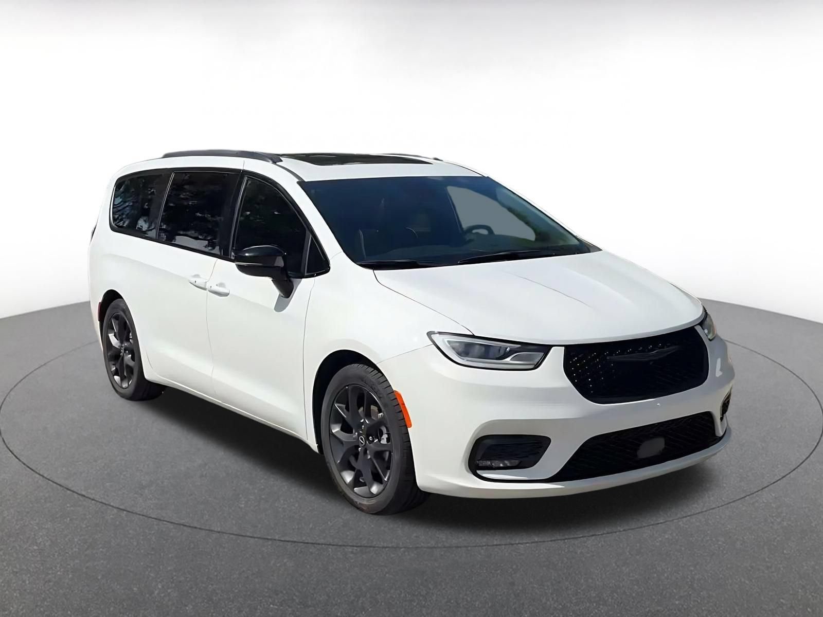 Used 2025 Chrysler Pacifica Limited FWD image 3