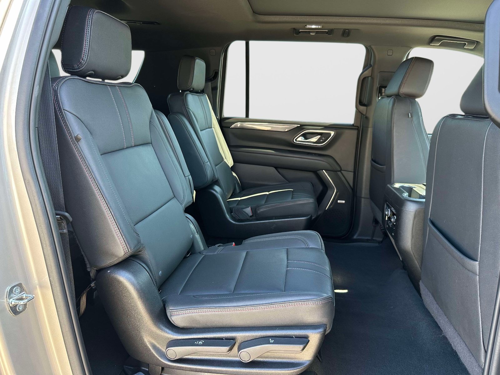 Used 2024 Chevrolet Suburban RST w/ Luxury Package AWD/4WD image 10