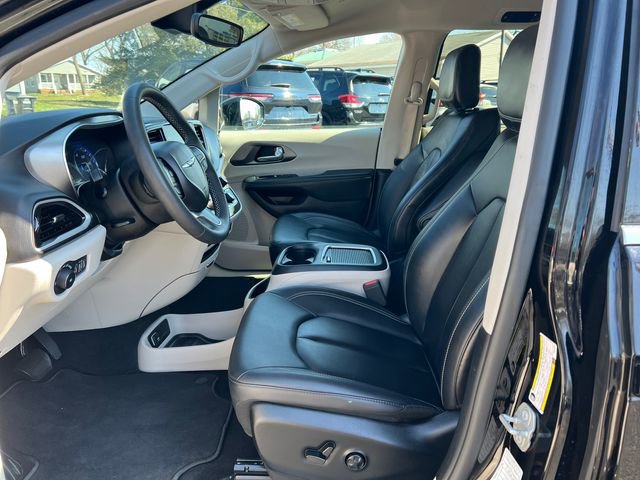 Used 2024 Chrysler Pacifica Touring-L image 3