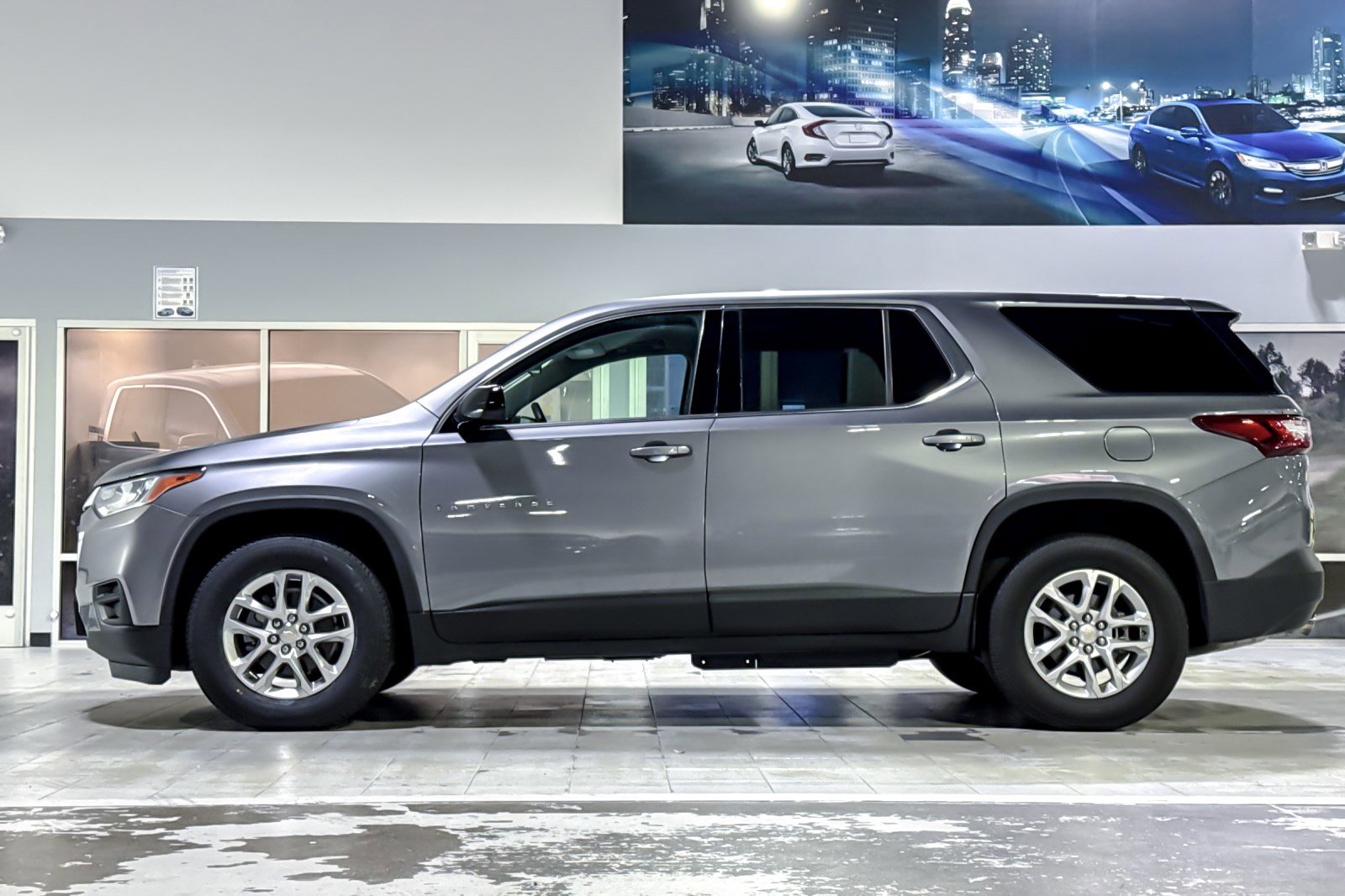 Used 2020 Chevrolet Traverse LS image 2