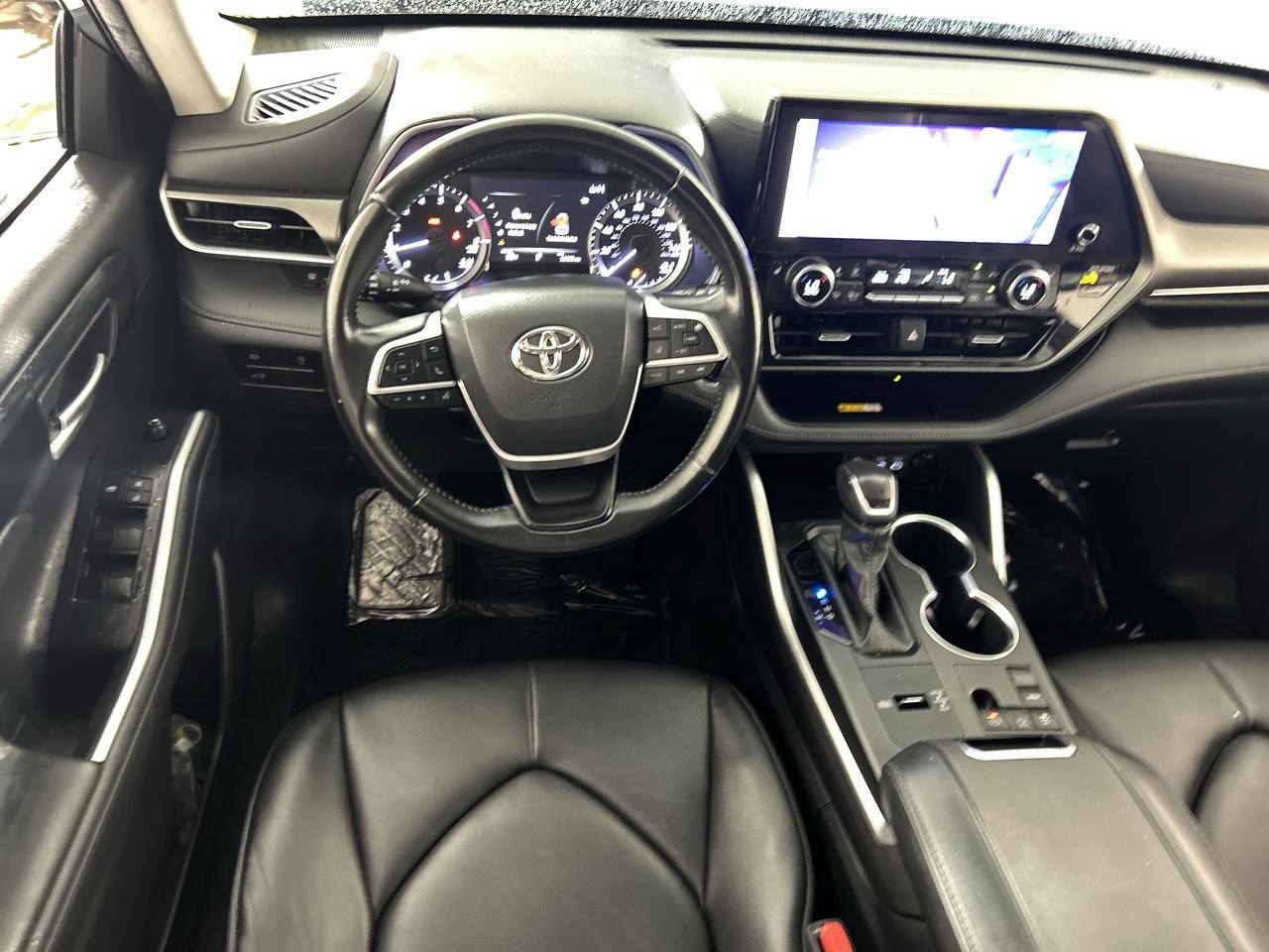 Used 2023 Toyota Highlander XLE FWD image 23