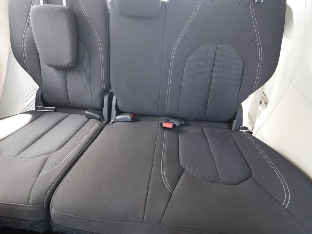 Used 2023 Chrysler Voyager LX image 12