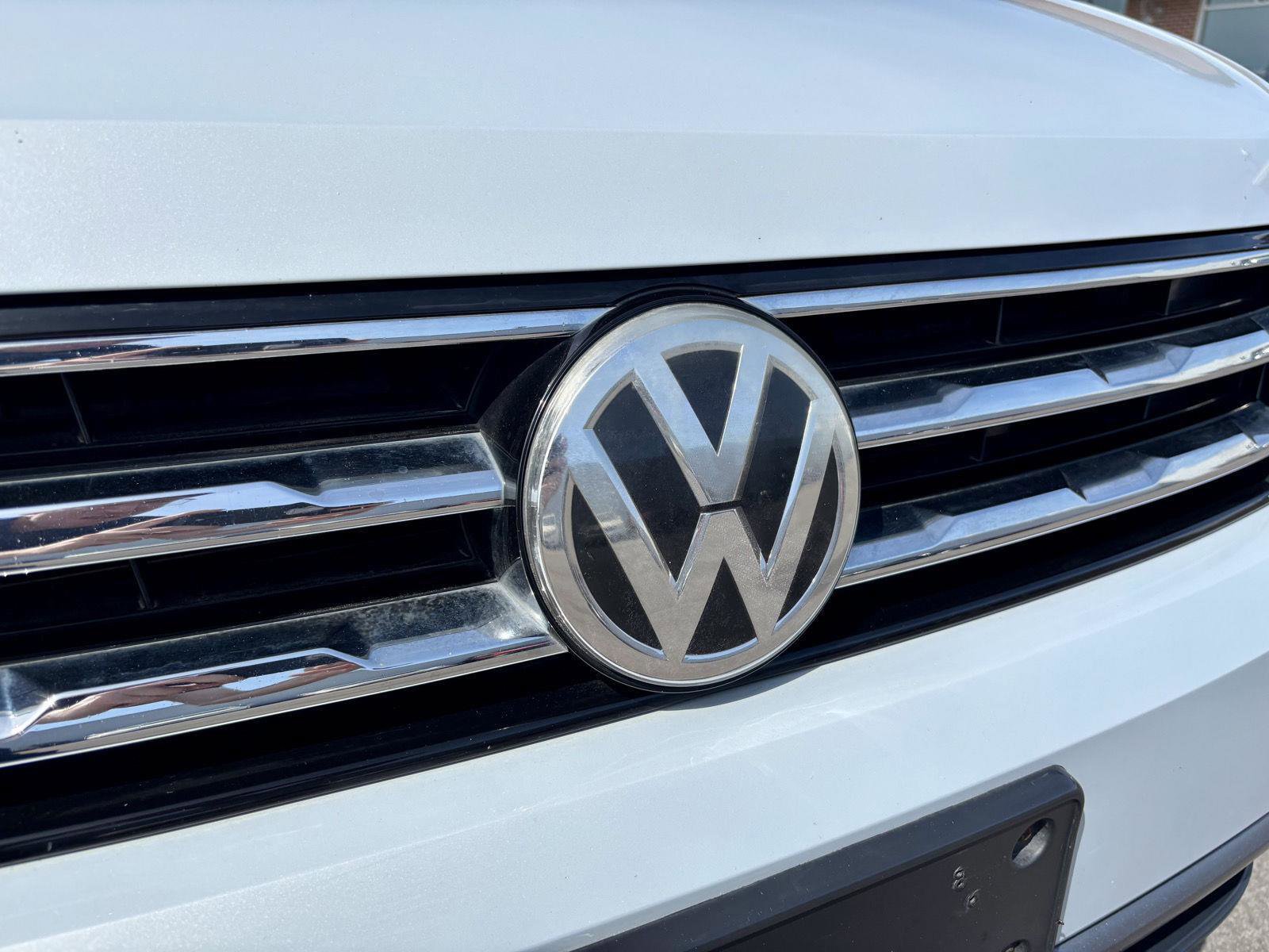 Used 2018 Volkswagen Tiguan SEL AWD/4WD image 36