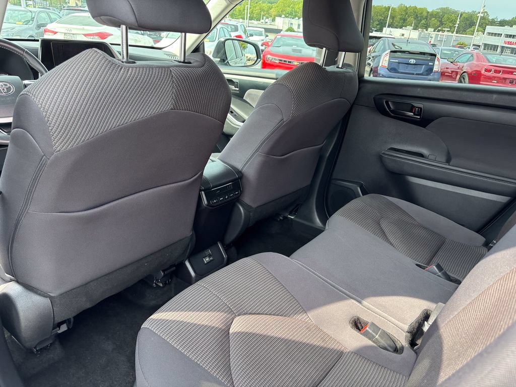 Used 2025 Toyota Highlander LE FWD image 42