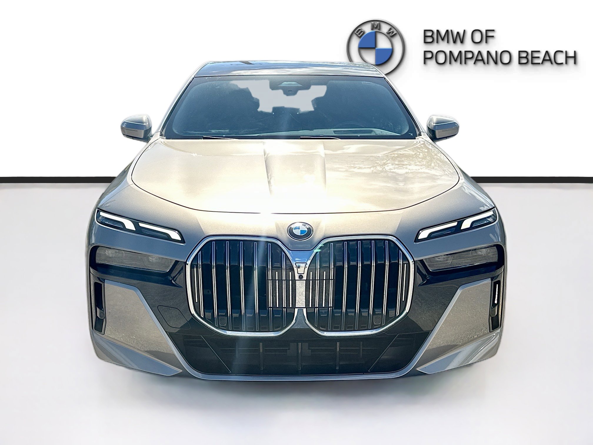 Used 2023 BMW 740i w/ Parking Assistance Package RWD image 2