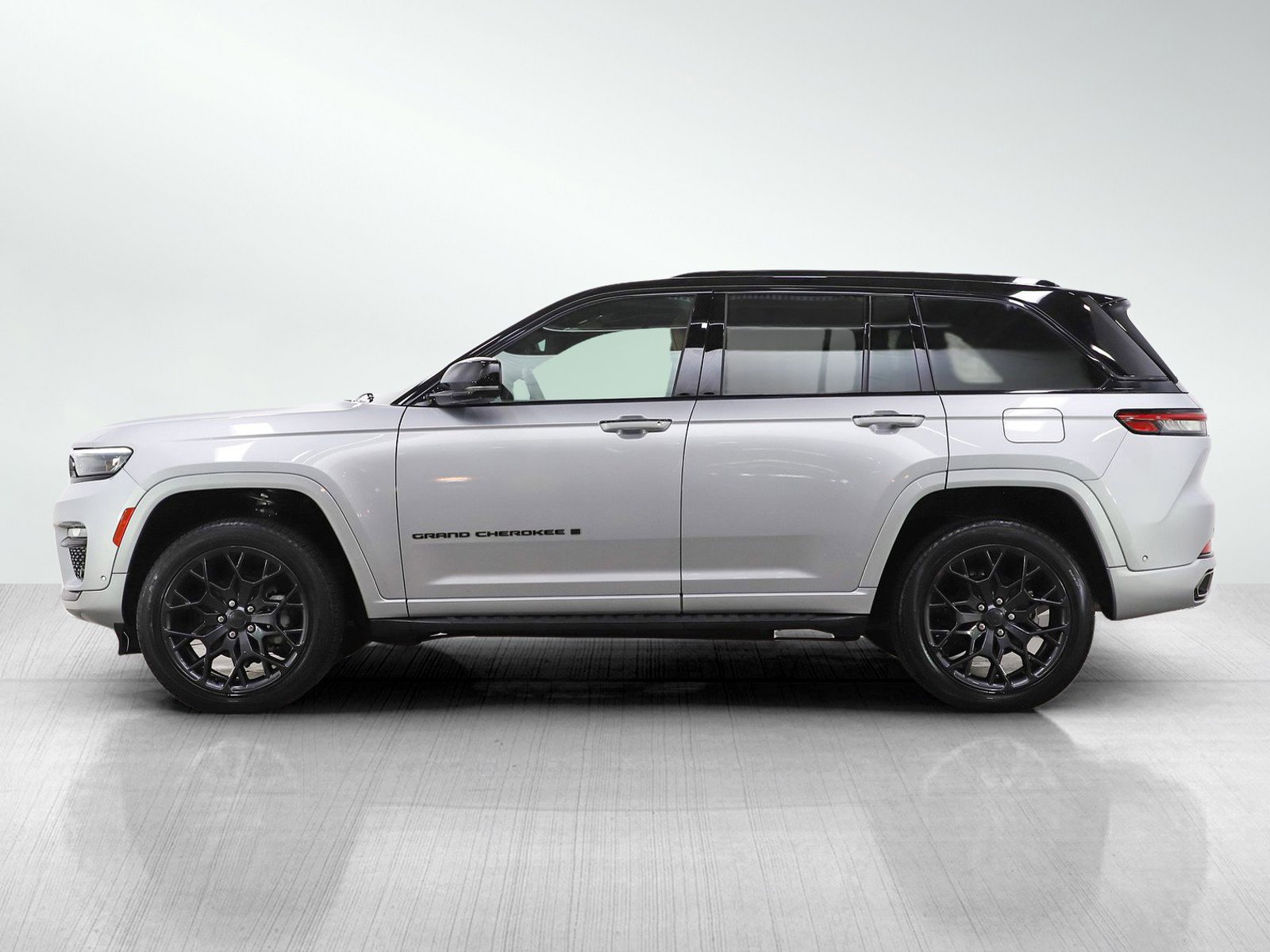 Used 2024 Jeep Grand Cherokee Summit image 2