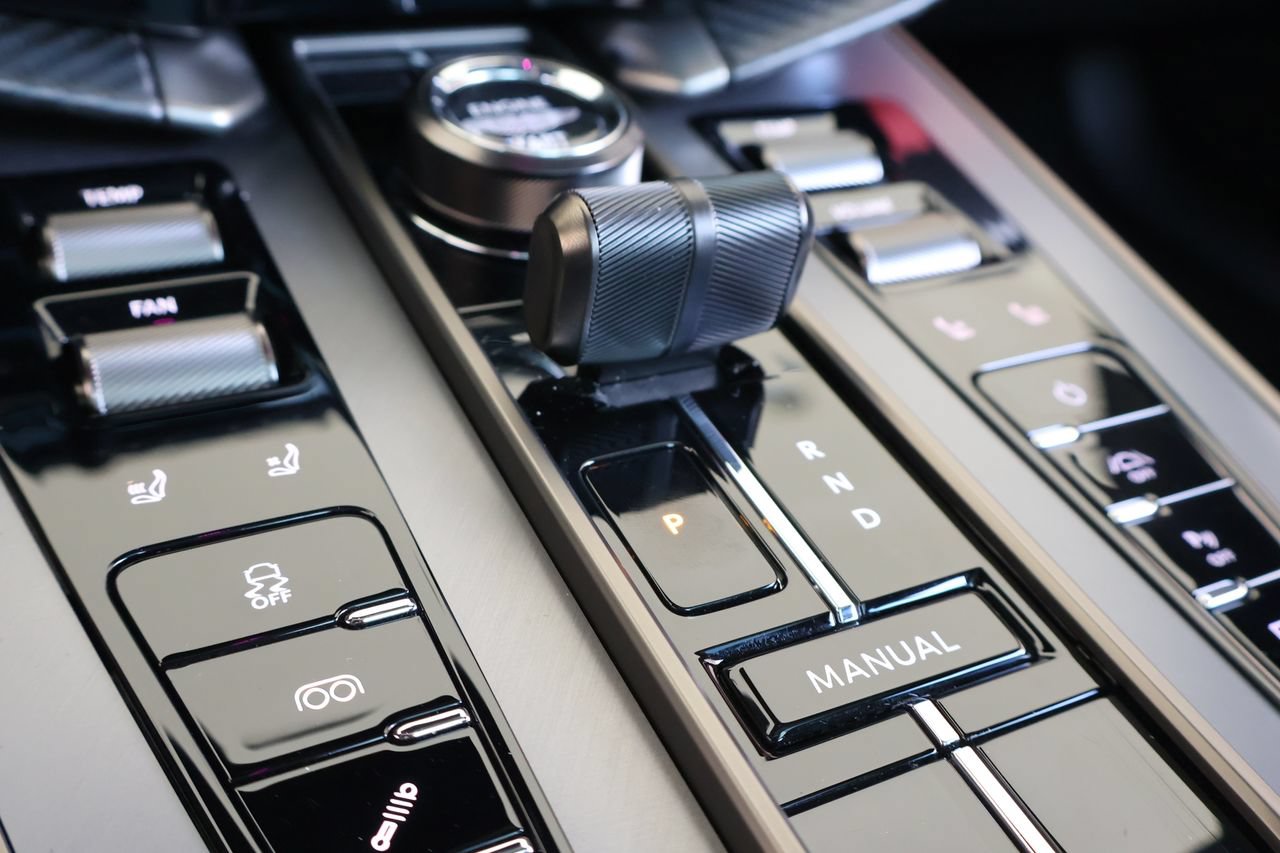 Used 2025 Aston Martin Vanquish RWD image 24
