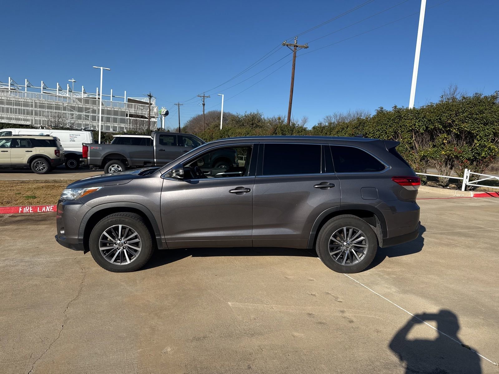 Used 2017 Toyota Highlander XLE image 2