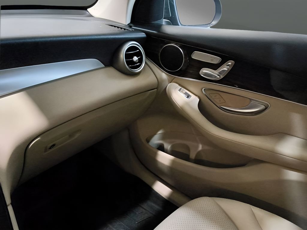 Used 2019 Mercedes-Benz GLC 300 4MATIC w/ Premium Package image 21