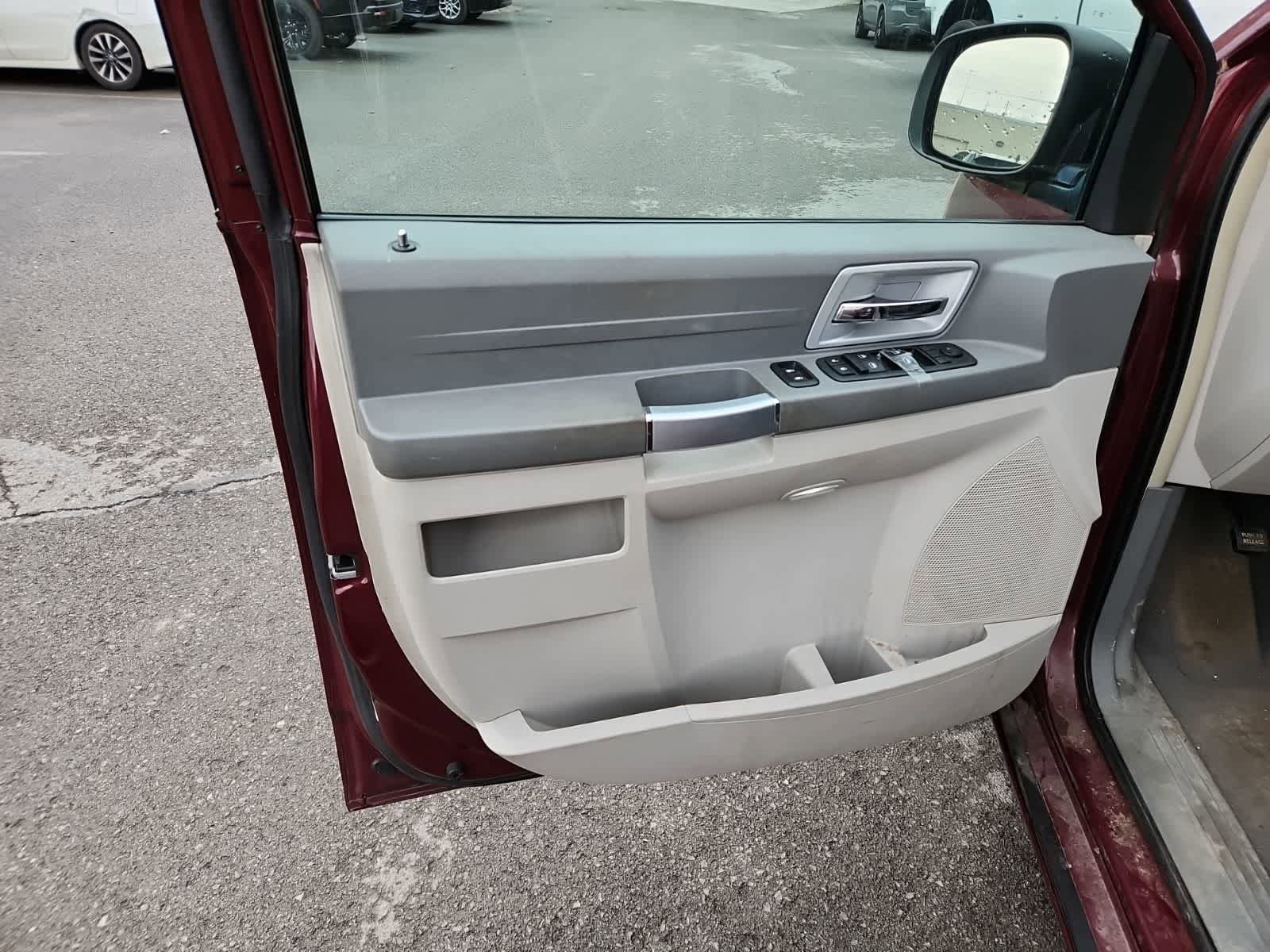 Used 2008 Chrysler Town & Country Touring FWD image 16