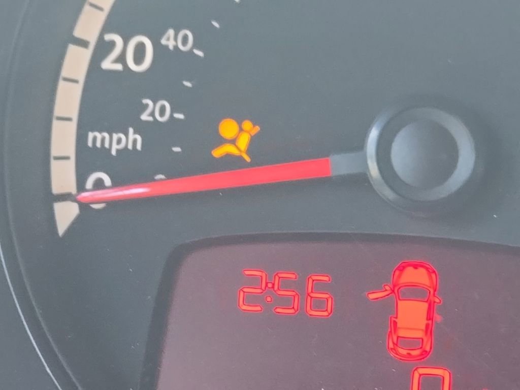 Used 2013 Volkswagen Beetle 2.5 image 2