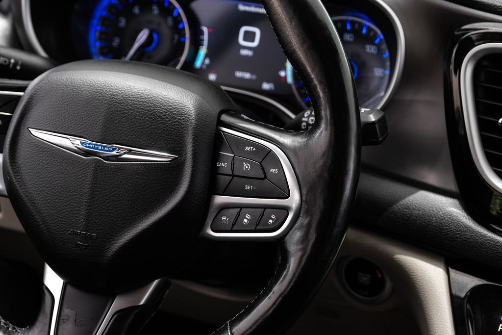 Used 2021 Chrysler Pacifica Touring-L FWD image 14