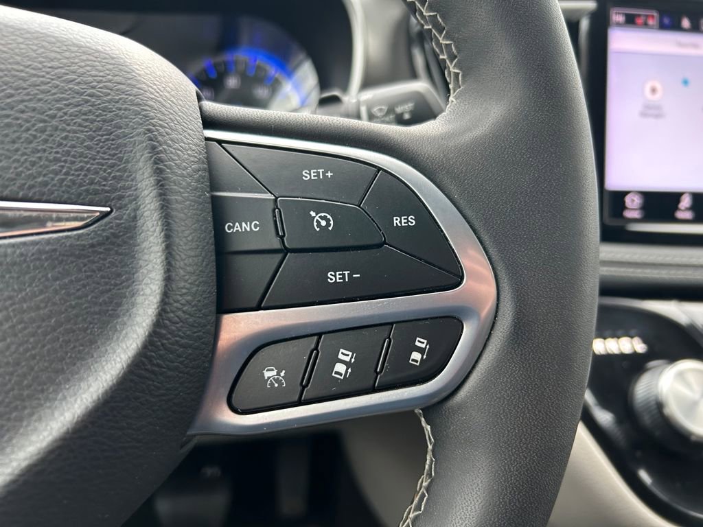 Certified 2023 Chrysler Pacifica Touring-L image 11