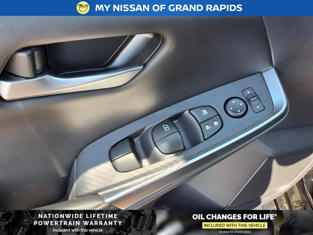 New 2025 Nissan Sentra SR w/ Midnight Edition image 16