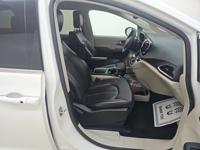 Used 2023 Chrysler Pacifica Touring-L FWD image 22