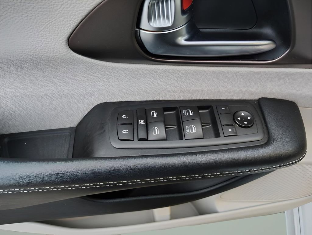 Used 2020 Chrysler Voyager LX FWD image 12