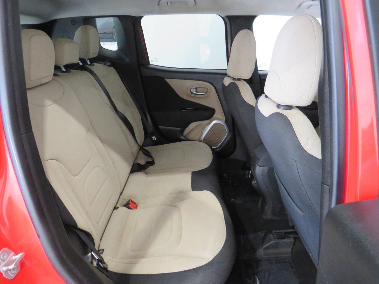 Used 2018 Jeep Renegade Latitude FWD image 12