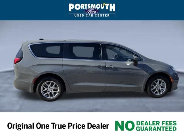 Used 2023 Chrysler Pacifica Touring-L image 6