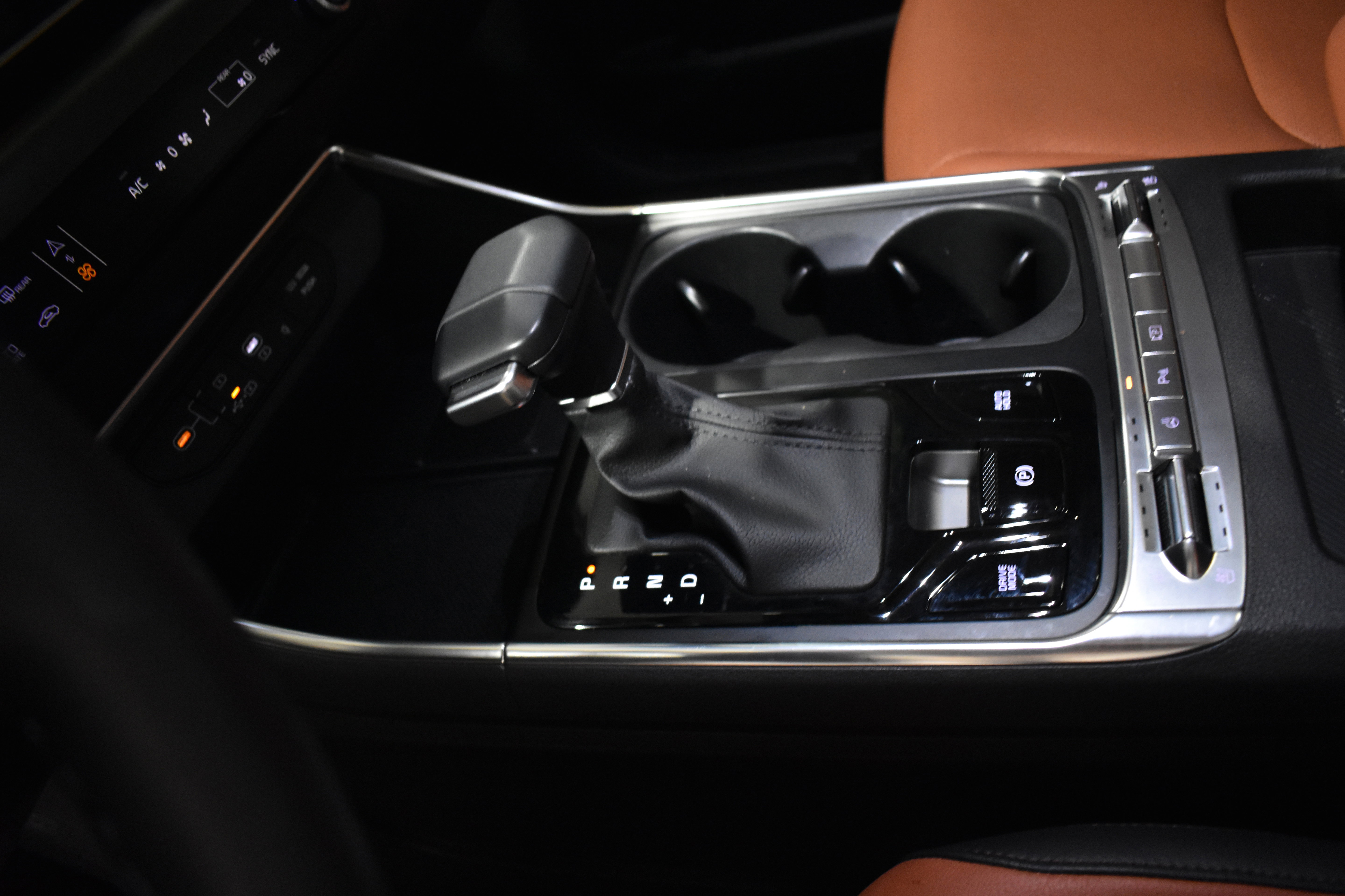 Used 2025 Kia Carnival SX Prestige image 24