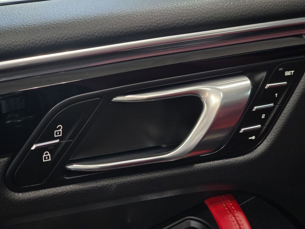 Certified 2024 Porsche Macan image 34