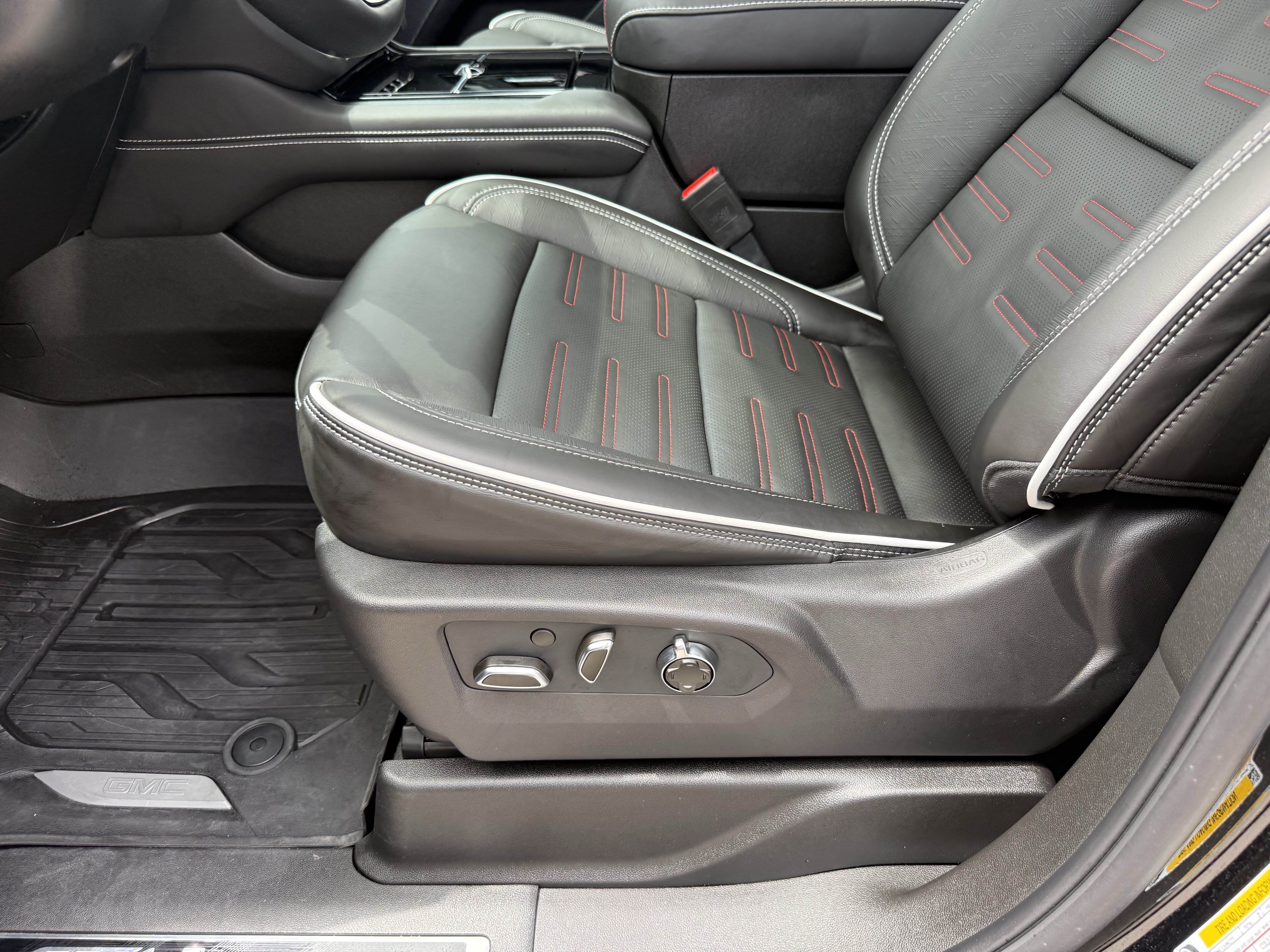 Used 2026 GMC Yukon AT4 Ultimate w/ LPO, Floor Liner Package AWD/4WD image 27