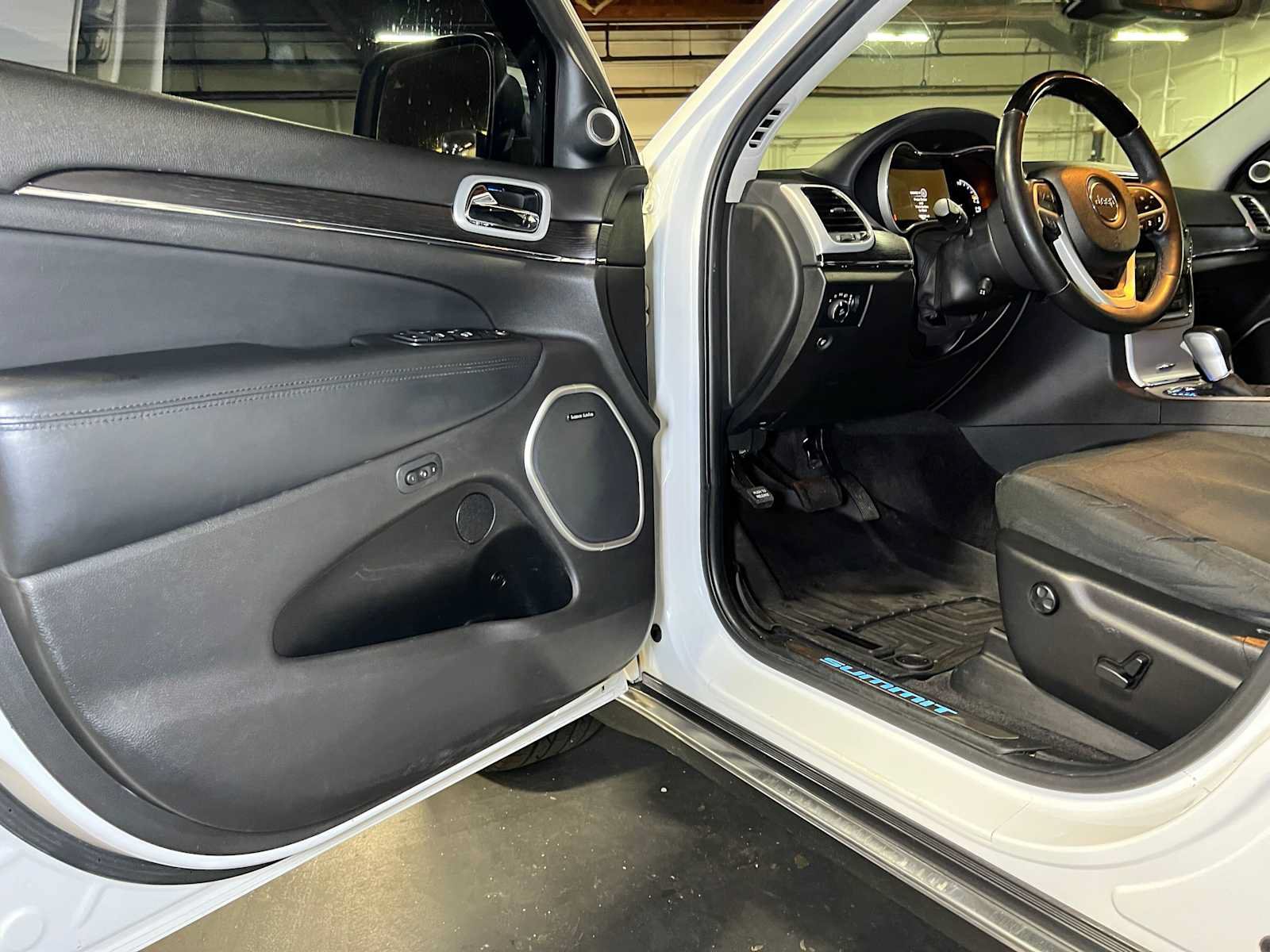 Used 2018 Jeep Grand Cherokee Summit AWD/4WD image 20