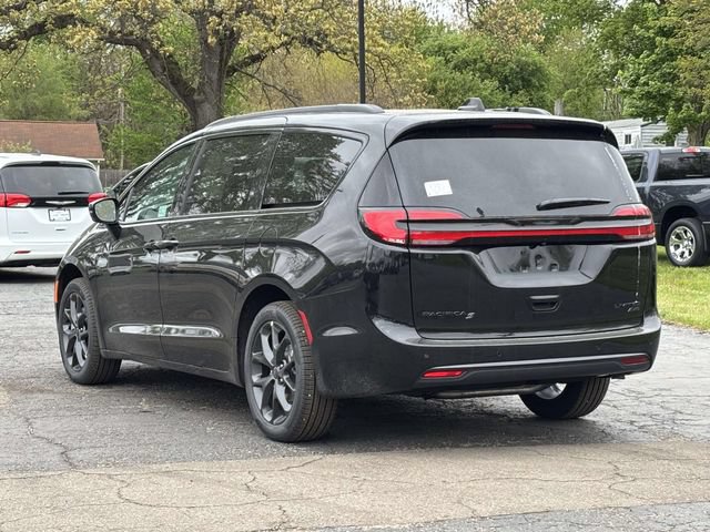 New 2027 Chrysler Pacifica Limited w/ S Appearance Package AWD/4WD image 16