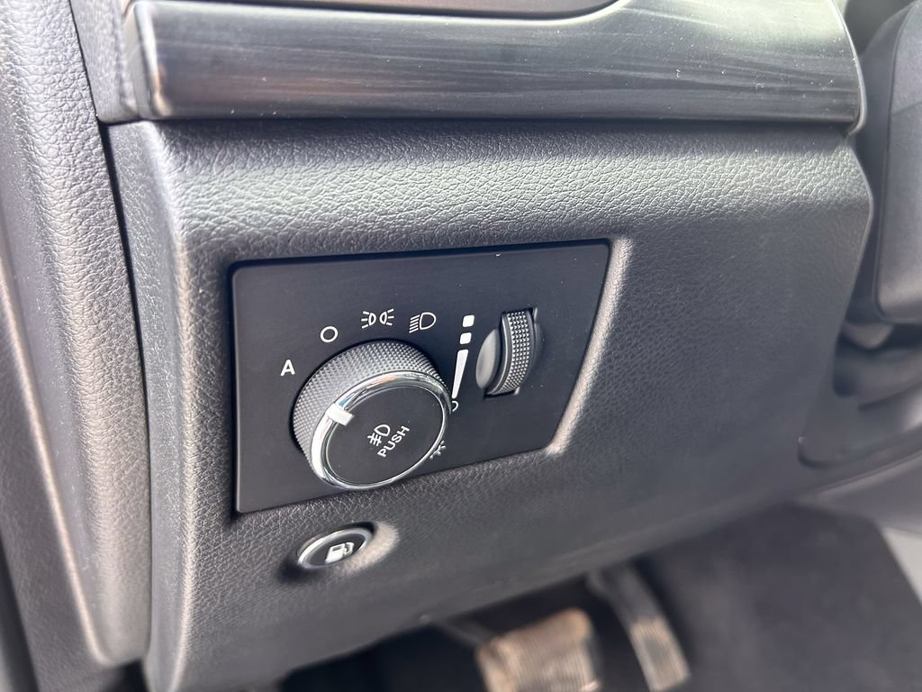 Used 2019 Jeep Grand Cherokee Altitude AWD/4WD image 11