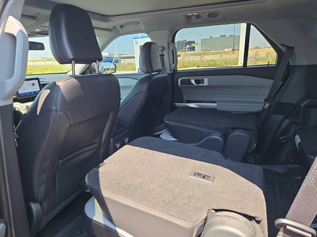 Used 2021 Ford Explorer XLT w/ Equipment Group 202A AWD/4WD image 12