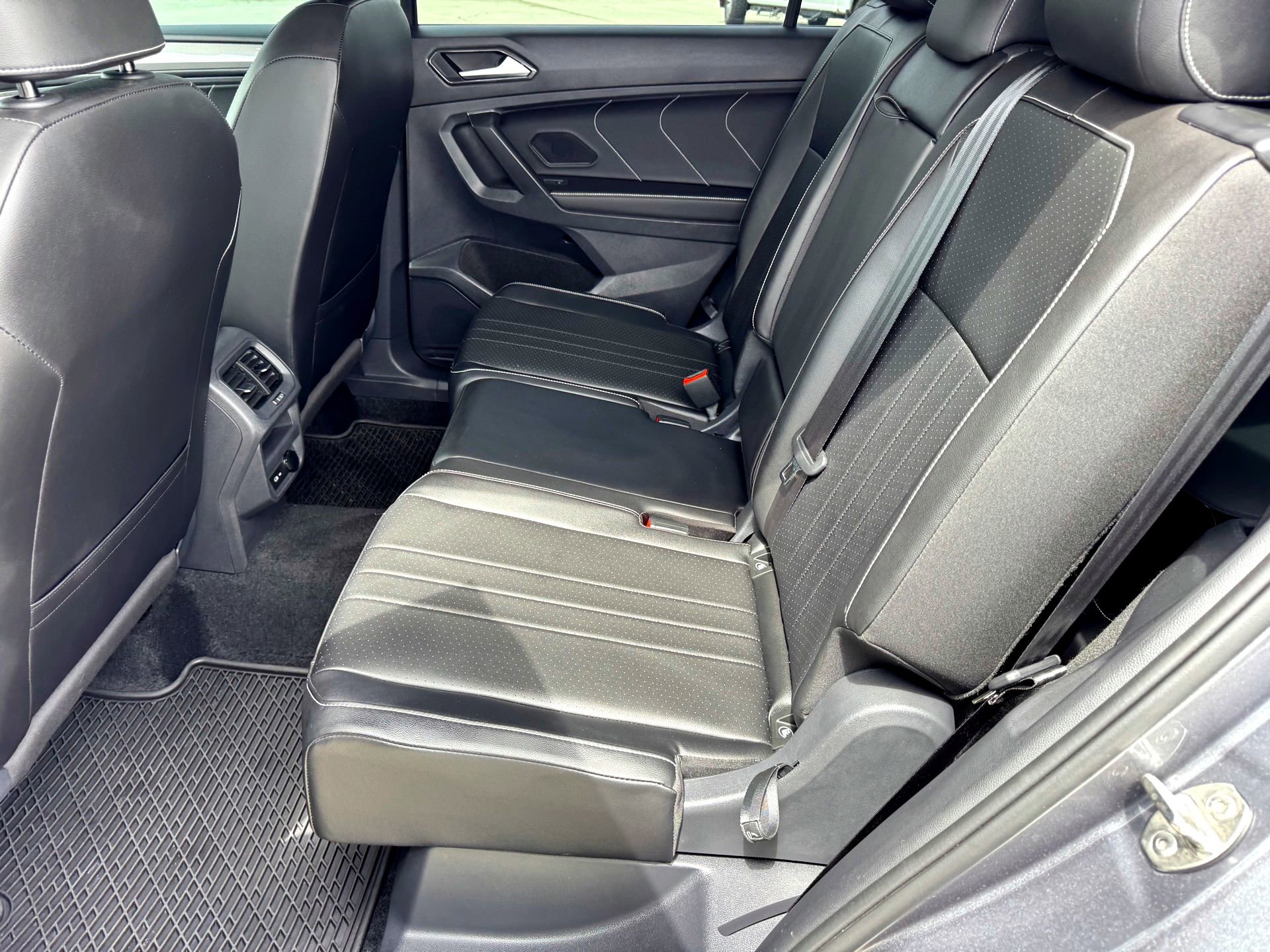 Used 2024 Volkswagen Tiguan SE FWD image 17