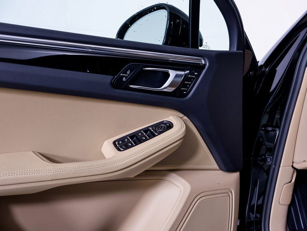 Certified 2025 Porsche Macan image 21