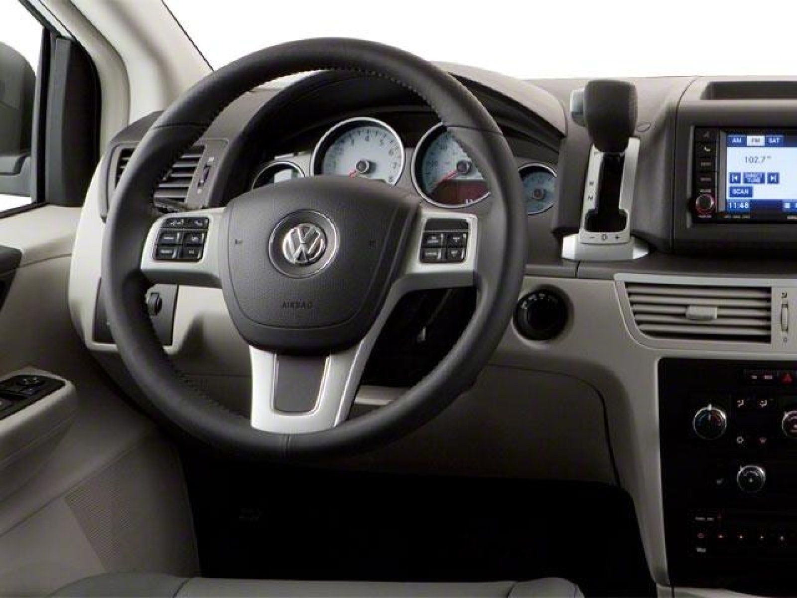 Used 2010 Volkswagen Routan SE FWD image 4
