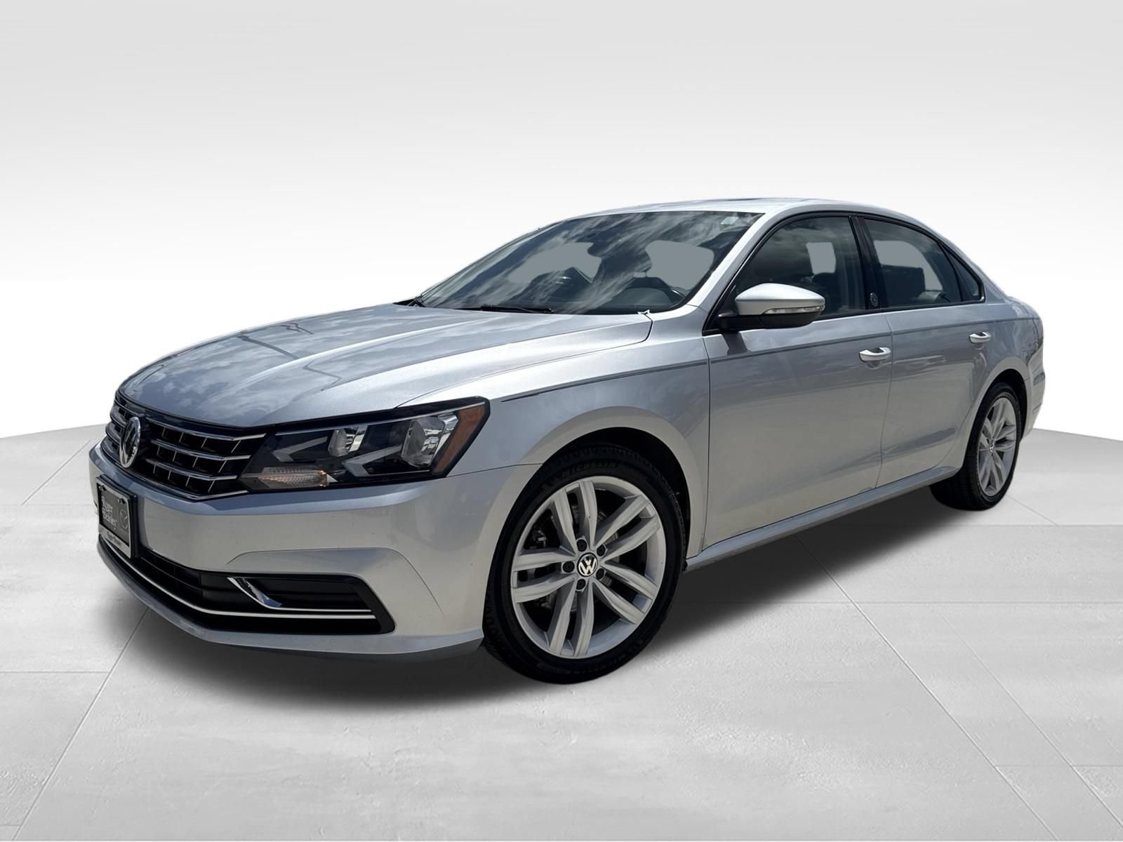 Used 2019 Volkswagen Passat 2.0T Wolfsburg FWD image 1