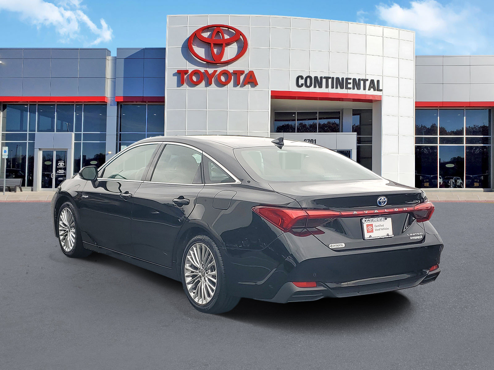 Certified 2020 Toyota Avalon Limited w/ Advanced Safety Package FWD image 4