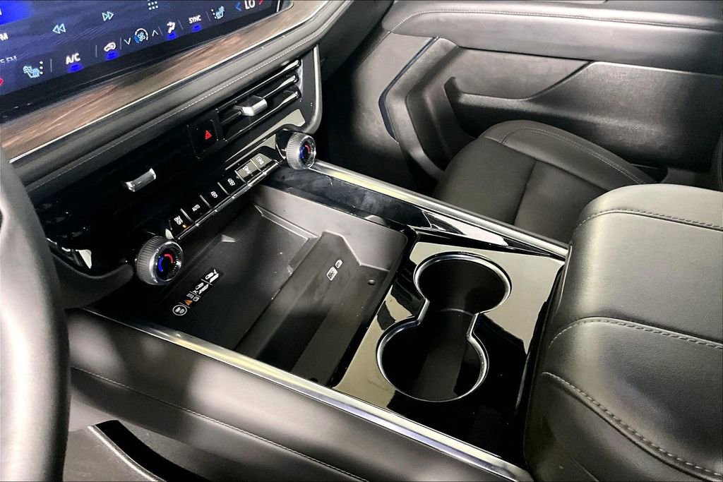 Used 2025 Chevrolet Suburban Z71 image 13