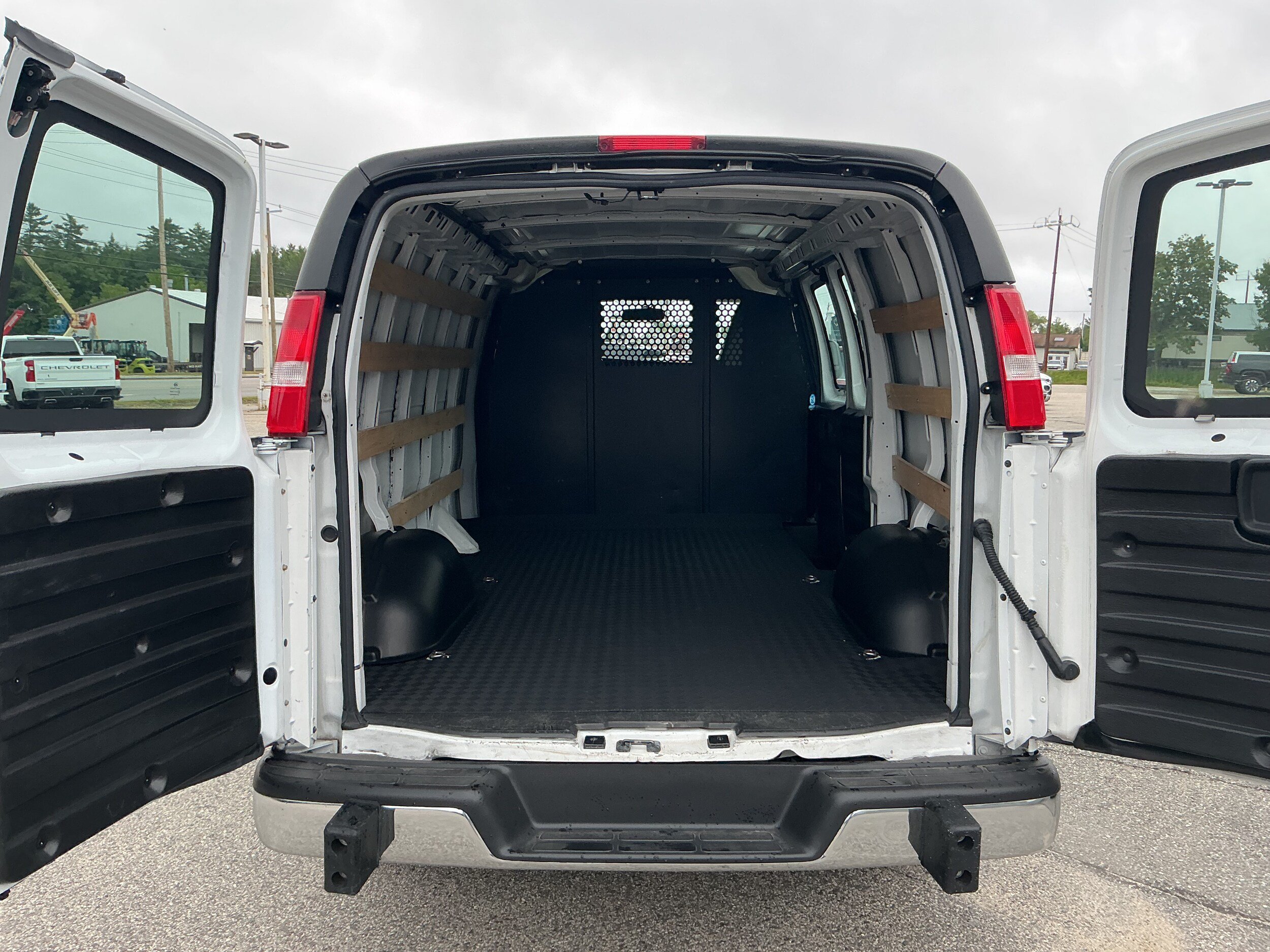 Used 2022 Chevrolet Express 2500 w/ Driver Convenience Package RWD image 8