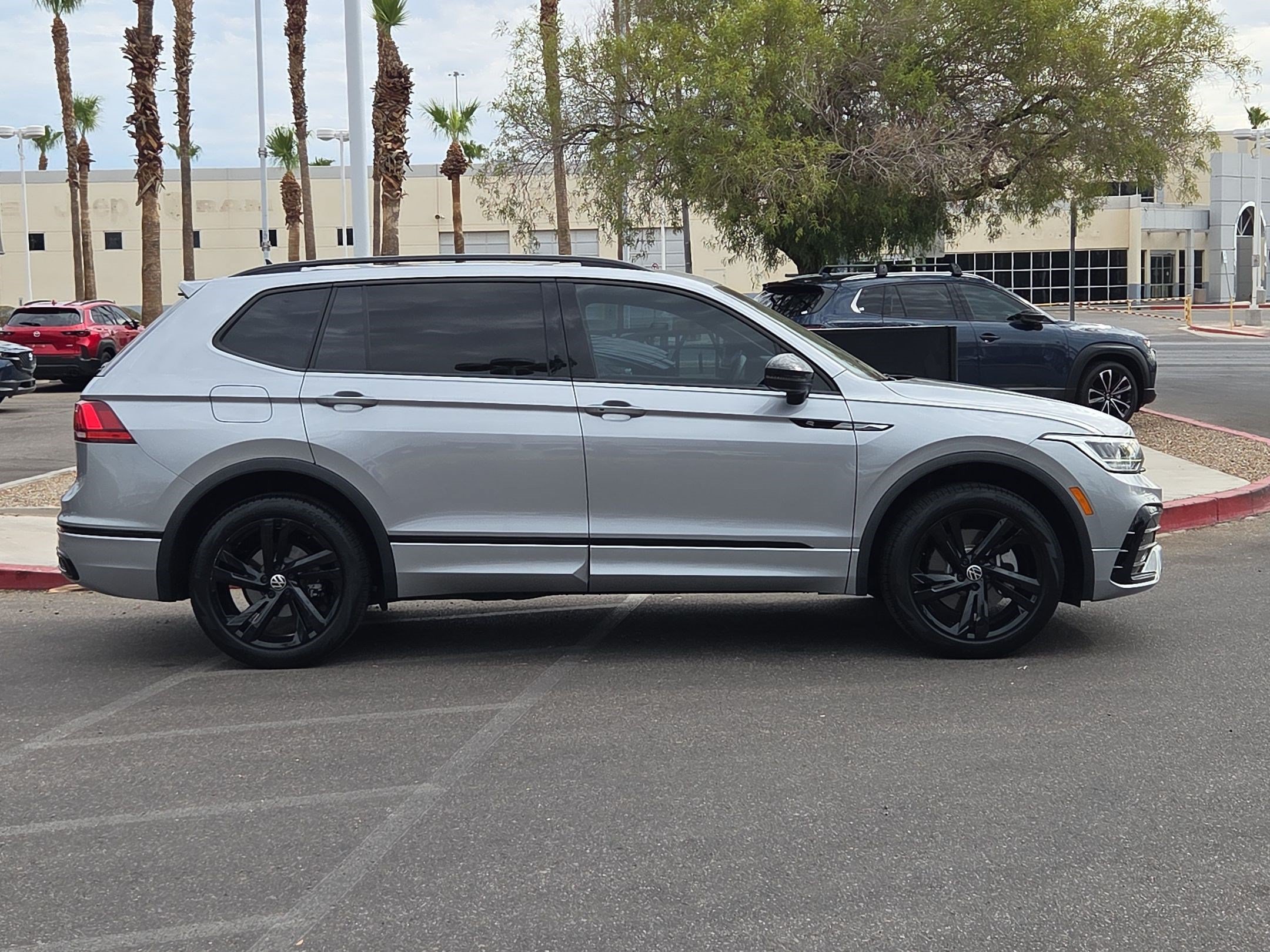 Used 2023 Volkswagen Tiguan SE R-Line FWD image 6