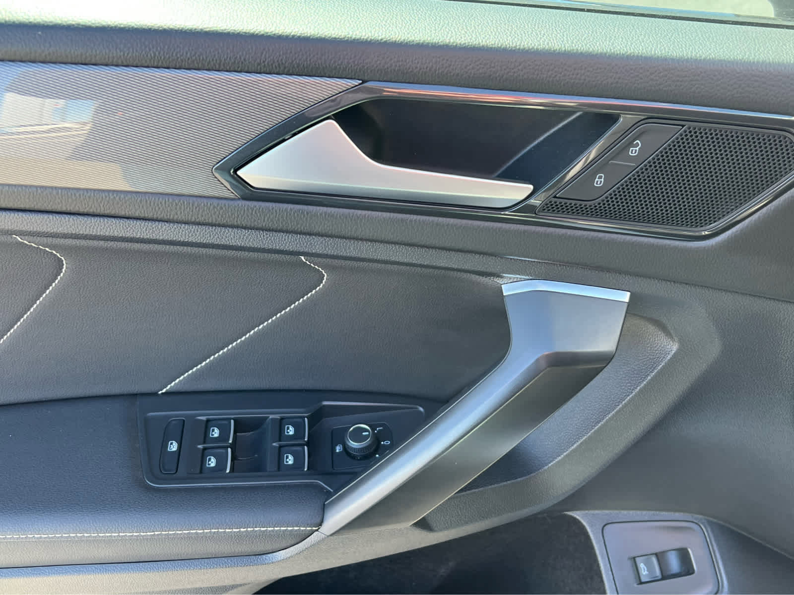 Used 2022 Volkswagen Tiguan SE image 28