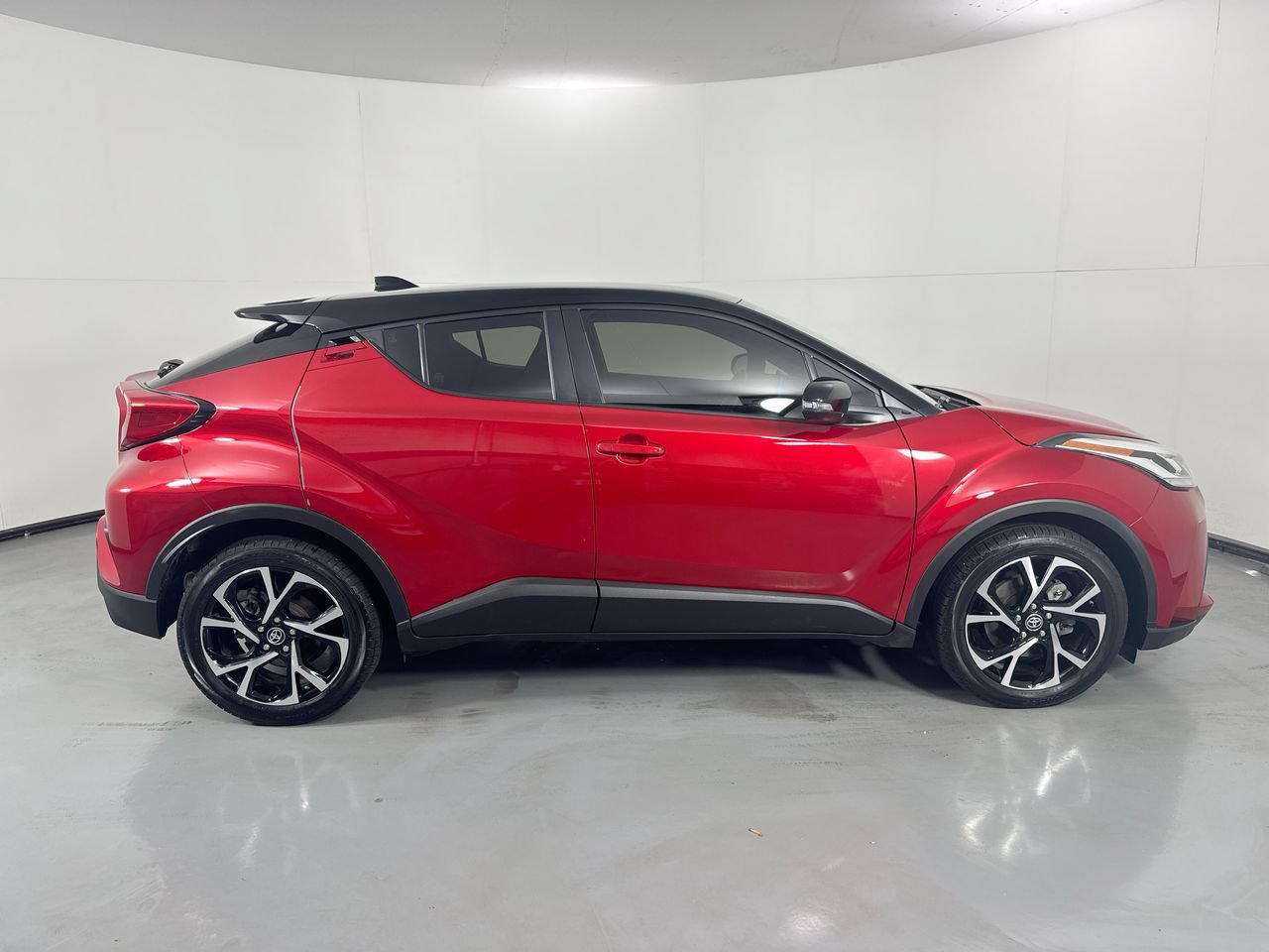 Used 2020 Toyota C-HR XLE FWD image 36