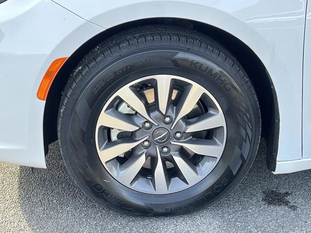 Used 2024 Chrysler Pacifica Limited FWD image 15